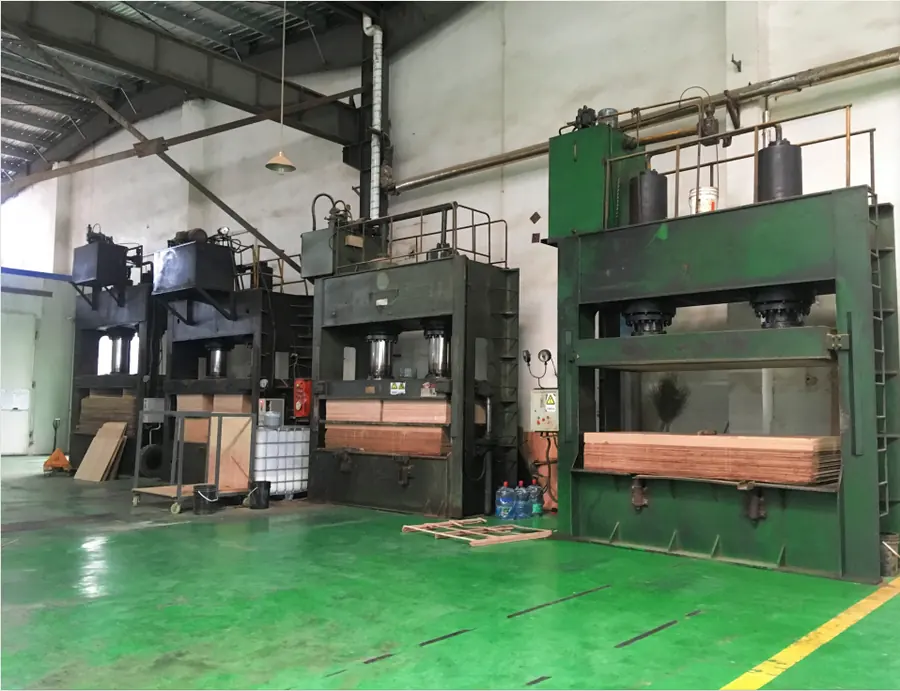 Pressing machine for flooring production